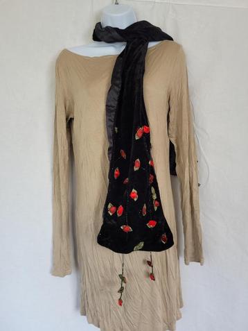 Mooie zwart velourse sjaal opgenaaide bloemen en kralen beschikbaar voor biedingen
