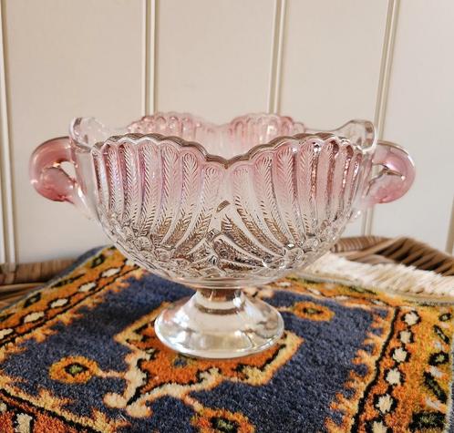Kristallen schaal op voet met zwanen oortjes, Huis en Inrichting, Keuken | Servies, Zo goed als nieuw, Schaal of Schalen, Wedgwood