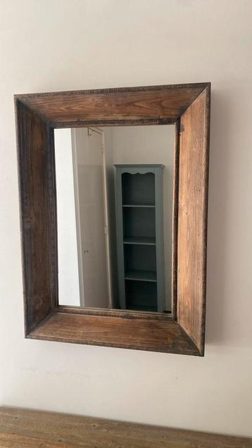 Spiegel met houten lijst beschikbaar voor biedingen