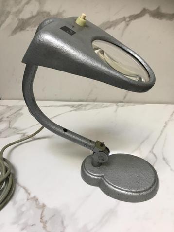 Duitse industriele bureaulamp met vergrootglas beschikbaar voor biedingen