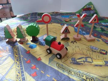small foot opwind trein, Brio verkeersborden, bomen beschikbaar voor biedingen