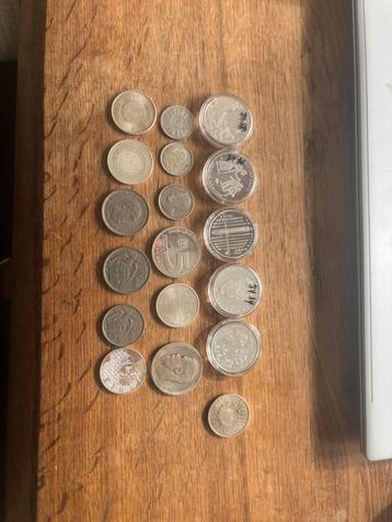 18 zilveren diverse munten te koop beschikbaar voor biedingen