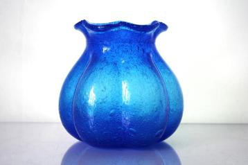 Antieke Franse vaas van geblazen glas met luchtbellen blauw beschikbaar voor biedingen