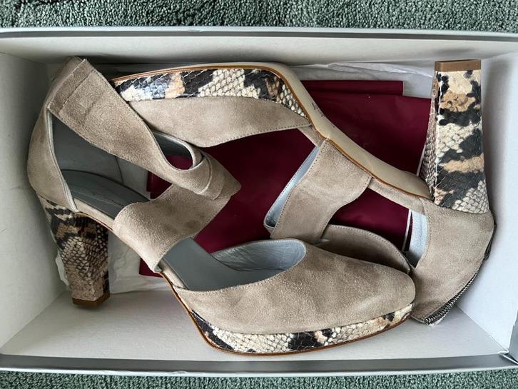 NIEUW Lilian pumps kruisbanden beige suede python leer 41, Kleding | Dames, Schoenen, Nieuw, Pumps, Beige, Verzenden