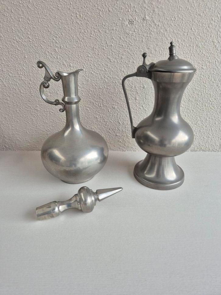 KURZ TIEL, 2 grote tinnen kannen (25cm) & wijnstopper, Antiek en Kunst, Antiek | Tin, Ophalen of Verzenden