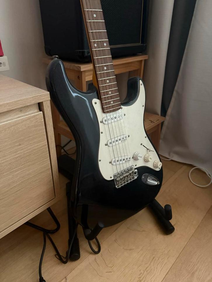 Vintage V6 Reissued Boulevard Black + Gratis Standaard, Muziek en Instrumenten, Snaarinstrumenten | Gitaren | Elektrisch, Zo goed als nieuw