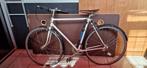 Drie hippe vintage fietsen, Ophalen