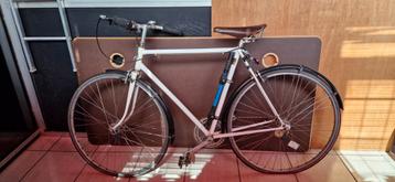 Drie hippe vintage fietsen beschikbaar voor biedingen