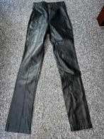 Leatherlook broek asos xs, Lang, Maat 34 (XS) of kleiner, Ophalen of Verzenden, Zo goed als nieuw