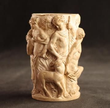 Grand Tour reliëf vaasje  beschikbaar voor biedingen