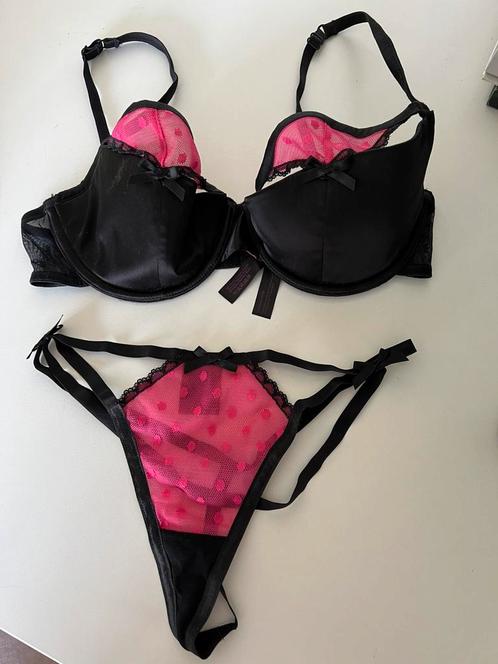 Hunkemöller private collection bh (75D) + string (36/small), Kleding | Dames, Badmode en Zwemkleding, Nieuw, Bikini, Zwart, Verzenden