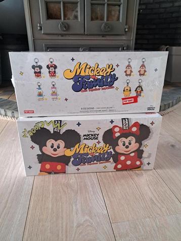 POP MART mickey family cute together sleutelhanger  beschikbaar voor biedingen