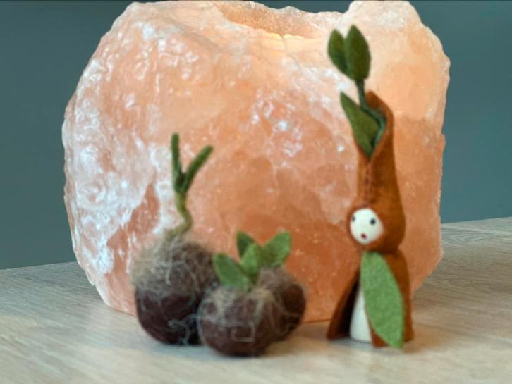 Wortelkindje met 3 kiembolletjes wol seizoentafel voorjaar, Hobby en Vrije tijd, Vilt, Nieuw, Figuurtje(s), Wolvilt, Ophalen of Verzenden