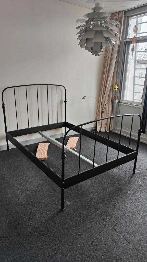 Metalen bedframe 140x200 - IKEA Lillesand, Huis en Inrichting, Slaapkamer | Bedden, Gebruikt, Tweepersoons, 140 cm, 200 cm, Metaal