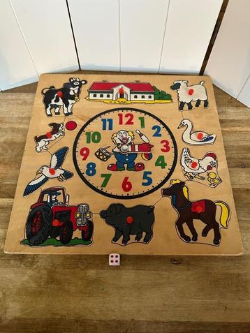 Vintage houten boerderij puzzel met leerklok beschikbaar voor biedingen