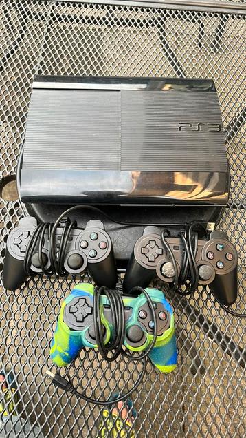 PS3 super slim met 3 controllers beschikbaar voor biedingen