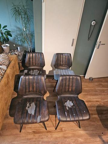 Gratis 4 Eetkamerstoelen  beschikbaar voor biedingen