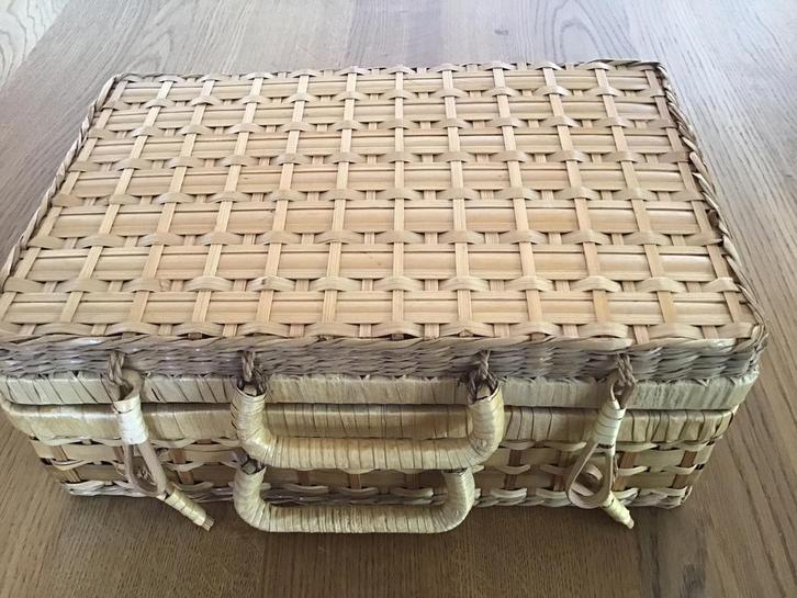Vintage rieten mand koffer / picknick koffer / opberger., Hobby en Vrije tijd, Picknickmanden, Zo goed als nieuw, Ophalen of Verzenden