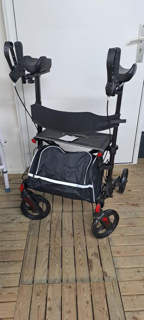 Aidapt lichtgewicht onderarm rollator - zwart - 4 wielen, Diversen, Rollators, Nieuw, Lichtgewicht, Opvouwbaar, Ophalen