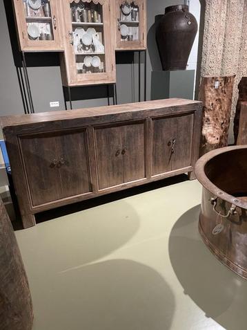 Mooi dressoir met een geweldige patina, 6 deuren en achter d beschikbaar voor biedingen