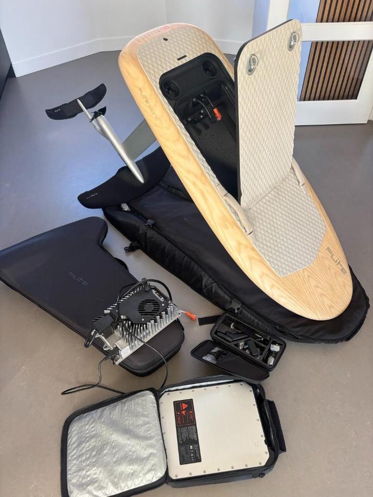 Fliteboard pro e-foil - carbon - NIEUWWAARDE € 16.000, Watersport en Boten, Wingsurfen, Zo goed als nieuw, Wingsurf-wing, Ophalen