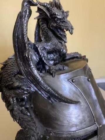 Beeld draak op ridderhelm beschikbaar voor biedingen