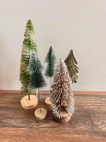 Diverse kerstboompjes ornamenten beschikbaar voor biedingen