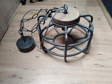Robuste metalen hanglamp beschikbaar voor biedingen