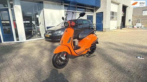 Vespa Snorscooter Sprint 4T Orangeline Nieuwstaat 3954KM, Fietsen en Brommers, Snorfietsen en Snorscooters, Gebruikt, Vespa, Benzine