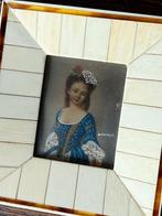 Miniatuur schilderijtje achter bol glas ivorine?, Ophalen of Verzenden