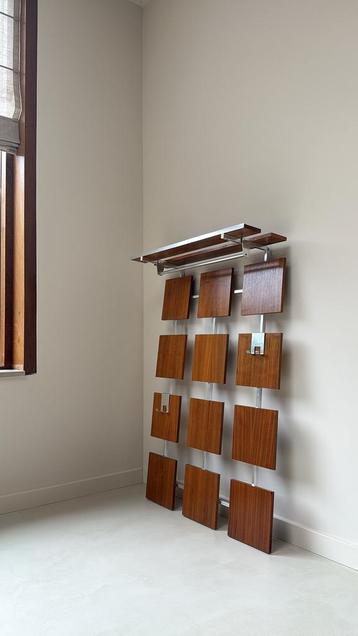 Vintage houten kapstok beschikbaar voor biedingen