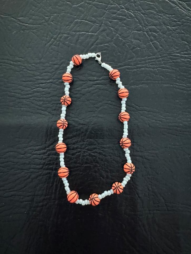 Basketbal ketting strak wit oranje, Sieraden, Tassen en Uiterlijk, Kettingen, Nieuw, Overige materialen, Wit, Ophalen of Verzenden