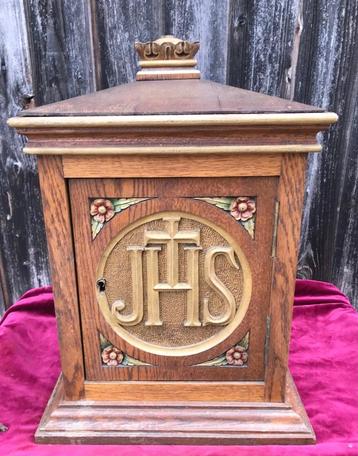 antiek eiken tabernakel met JHS logo. beschikbaar voor biedingen