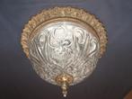 Oude plafonniere met bewerkteglaskap en messingrand en rozet, Huis en Inrichting, Lampen | Plafondlampen, Ophalen of Verzenden