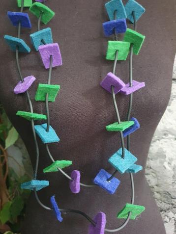 Uniek!! Lange kleuren vilt met zwart rubber ketting beschikbaar voor biedingen