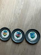 3 tinnen bordjes met keramiek, Ophalen of Verzenden, Zo goed als nieuw