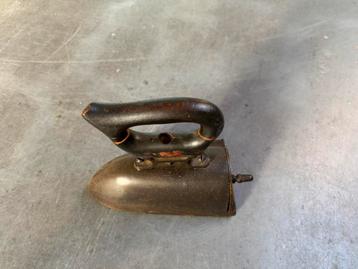 Antiek Strijkijzer beschikbaar voor biedingen