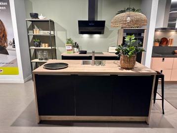DH017 - Nobilia San Remo zwart Showroomkeuken beschikbaar voor biedingen