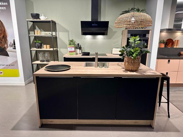DH017 - Nobilia San Remo zwart Showroomkeuken, Huis en Inrichting, Keuken | Complete keukens, Nieuw, Enkelwandige keuken, Zwart