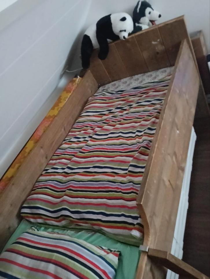 met 4 witte fruitkisten op wielen, Huis en Inrichting, Slaapkamer | Bedden, Zo goed als nieuw, Eenpersoons, 90 cm, 200 cm, Steigerhout