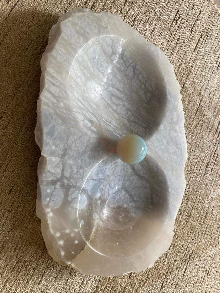 Kunst Artistieke natuurstenen schaal met bol van opaliet, Huis en Inrichting, Woonaccessoires | Schalen en Manden, Zo goed als nieuw