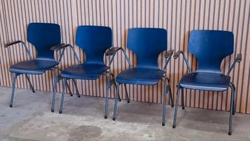 73 x Vintage schoolstoelen vlinderstoelen vergaderstoelen  beschikbaar voor biedingen