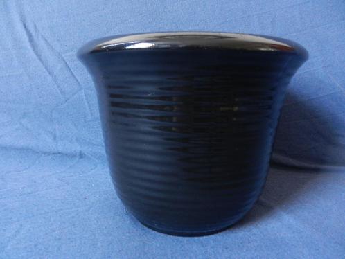 Zwart geglazuurde geribde bloempot ADCO Groningen h. 14,0 cm, Antiek en Kunst, Antiek | Keramiek en Aardewerk, Ophalen of Verzenden