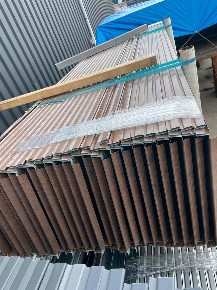 Felsplaten kleur roest/grijs 68 m2,  +-260x50 cm platen, Doe-het-zelf en Verbouw, Dakpannen en Dakbedekking, Zo goed als nieuw