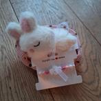 knuffel konijn in mand + armbandje, Ophalen of Verzenden, Nieuw