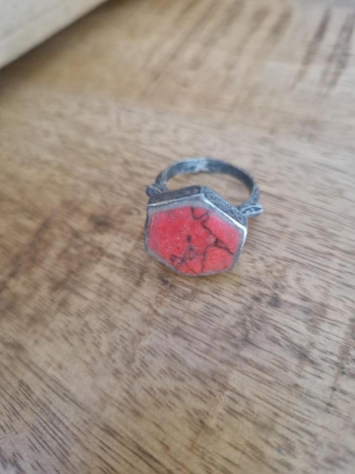 Tibetaans zilveren (hoekige)ring maat 19.5. Met bloedkoraal., Sieraden, Tassen en Uiterlijk, Antieke sieraden, Ring, Zilver, Met edelsteen
