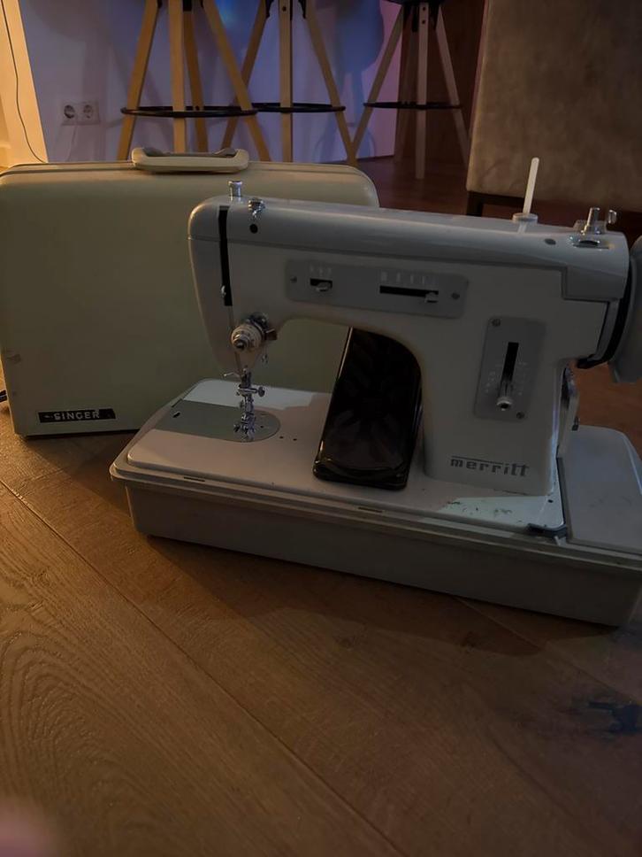 Slinger Merritt Naaimachine met Kap, Hobby en Vrije tijd, Naaimachines en Toebehoren, Gebruikt, Naaimachine, Singer, Ophalen