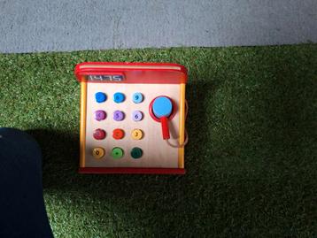 Houten kassa + weegschaal beschikbaar voor biedingen