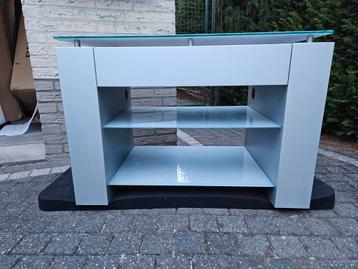 Stereomeubel met matglazen plaat beschikbaar voor biedingen