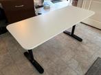 IKEA BEKANT bureau 140x60, Huis en Inrichting, Ophalen, In hoogte verstelbaar, Zo goed als nieuw, Bureau